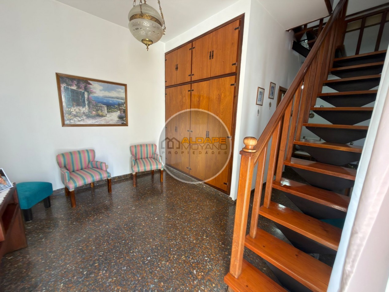 Se vende Casa, subdividada, ideal multifamilar, con cochera y quincho. (excelente estado)