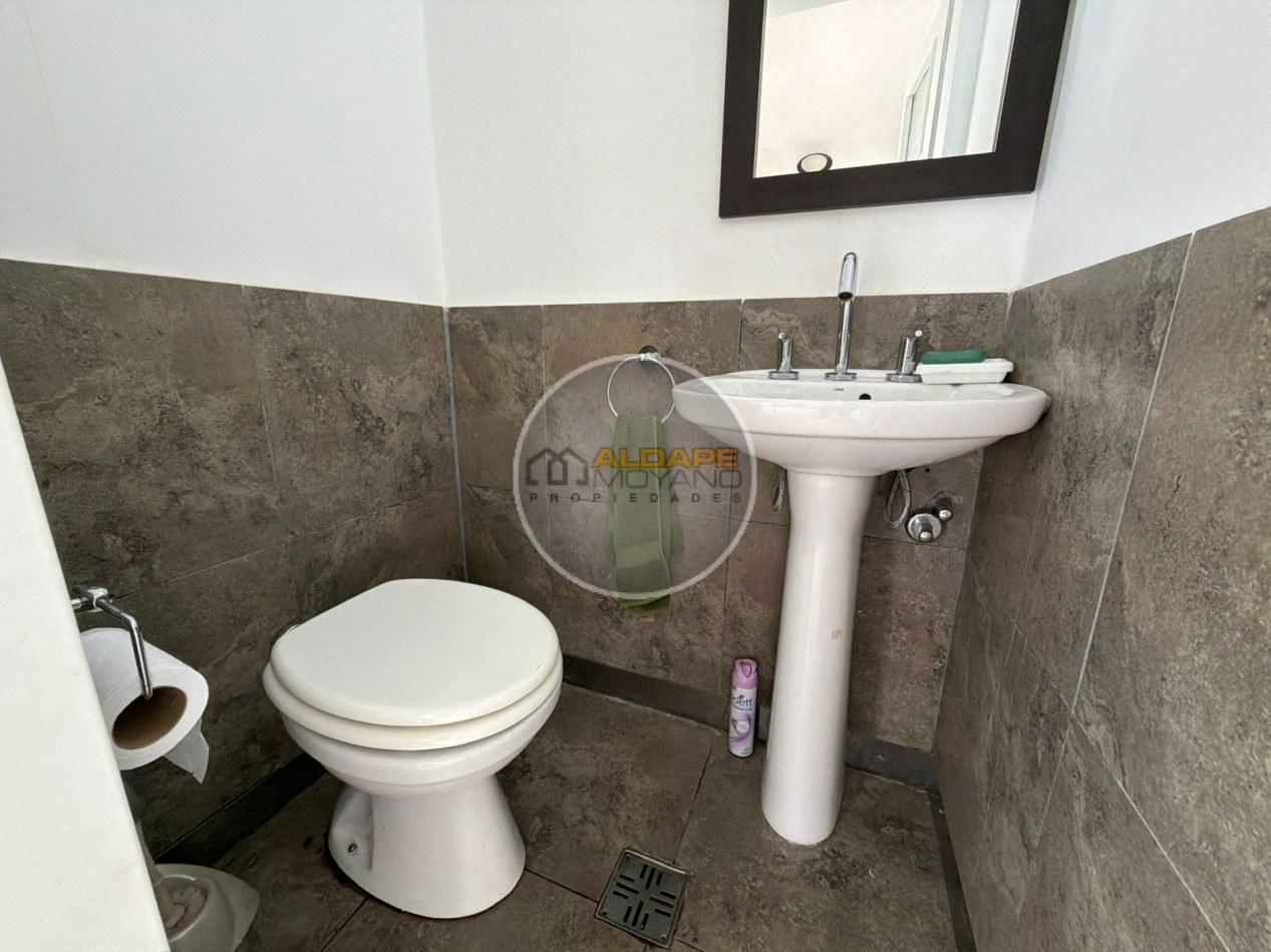 Se vende casa lote propio, cuatro ambientes, con cochera (Liniers)