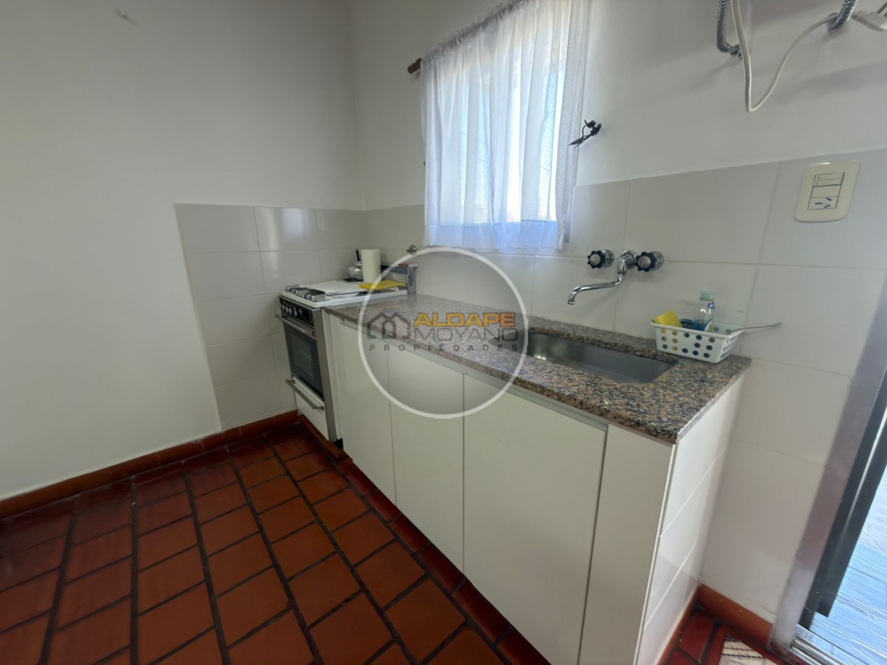 Se vende Casa, subdividada, ideal multifamilar, con cochera y quincho. (excelente estado)