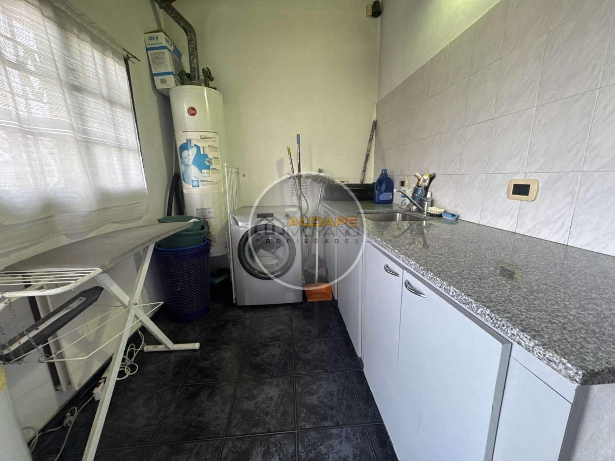 Se Vende Casa Cuatro ambientes, cochera pasante, Excelente (Lanus Oeste)