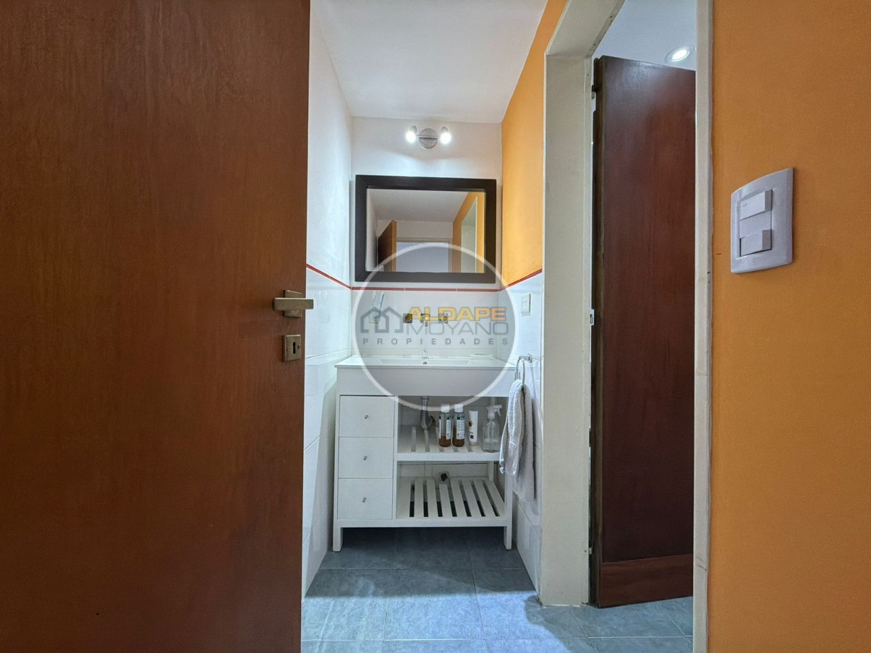 Se vende casa lote propio, cuatro ambientes, con cochera (Liniers)