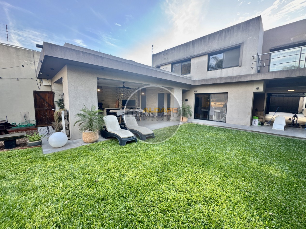 Se Vende Casa cuatro ambientes, con piscina (Para Exigentes) Villa Luzuriaga