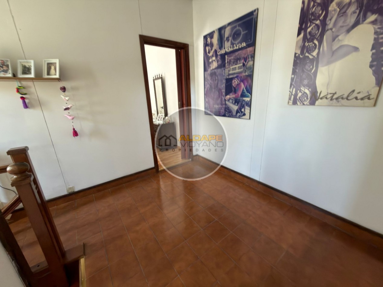 Se vende Casa, subdividada, ideal multifamilar, con cochera y quincho. (excelente estado)