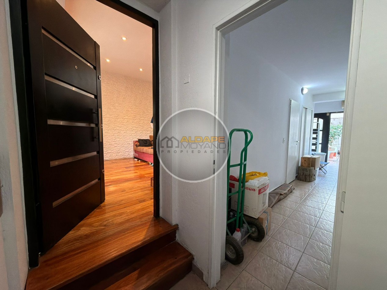 Se vende casa lote propio, cuatro ambientes, con cochera (Liniers)