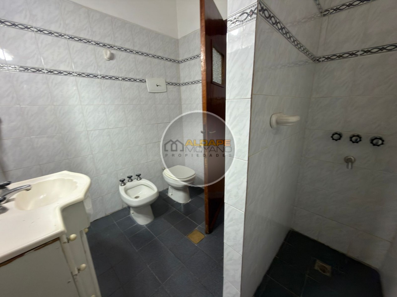 Se vende Casa, subdividada, ideal multifamilar, con cochera y quincho. (excelente estado)