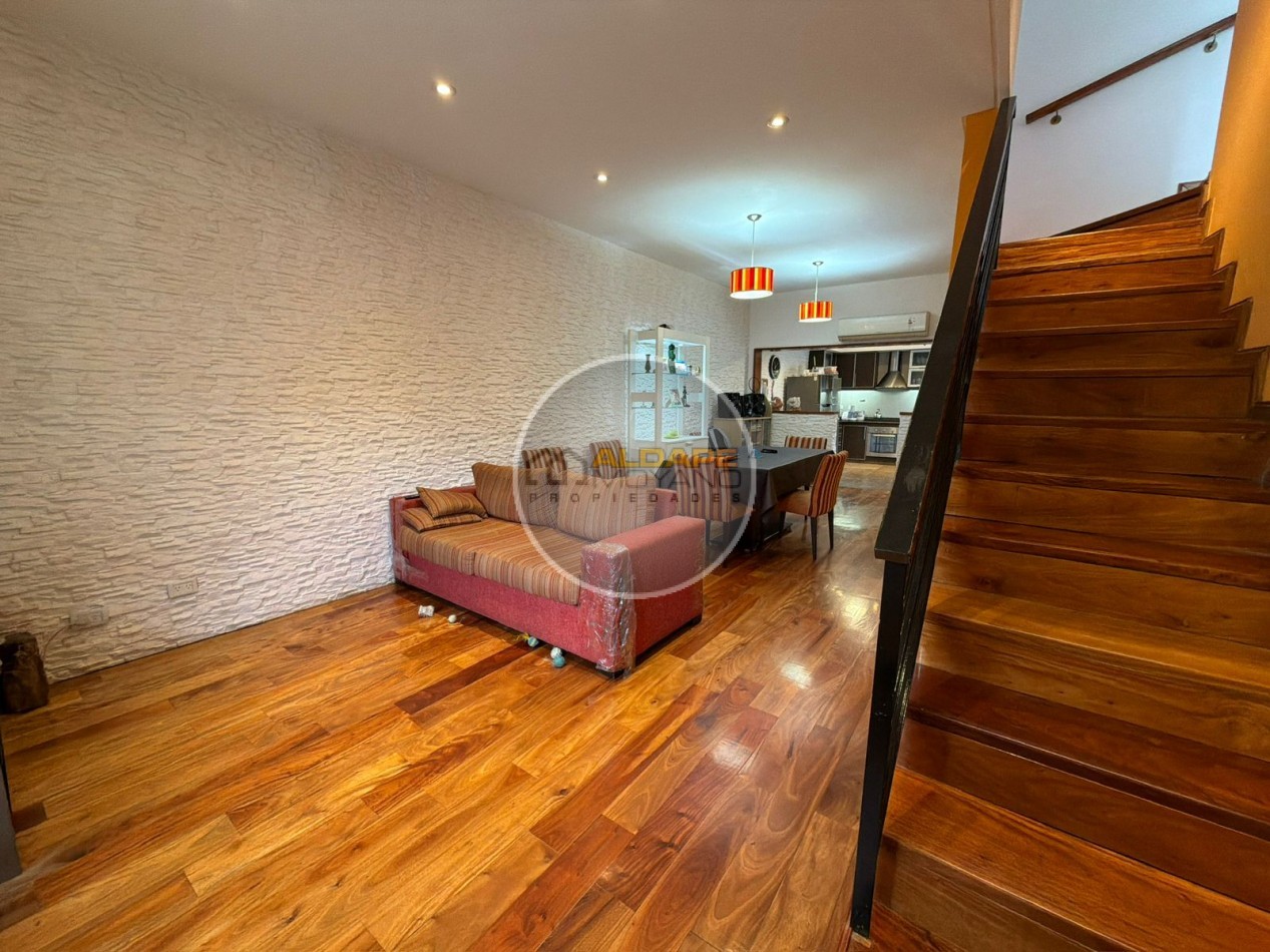 Se vende casa lote propio, cuatro ambientes, con cochera (Liniers)