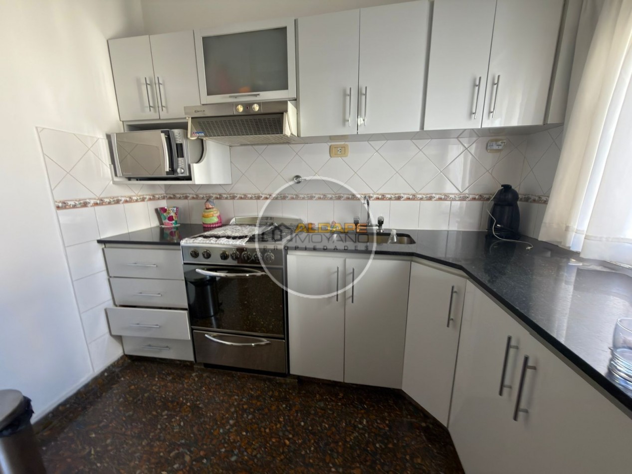 Se vende Casa, subdividada, ideal multifamilar, con cochera y quincho. (excelente estado)