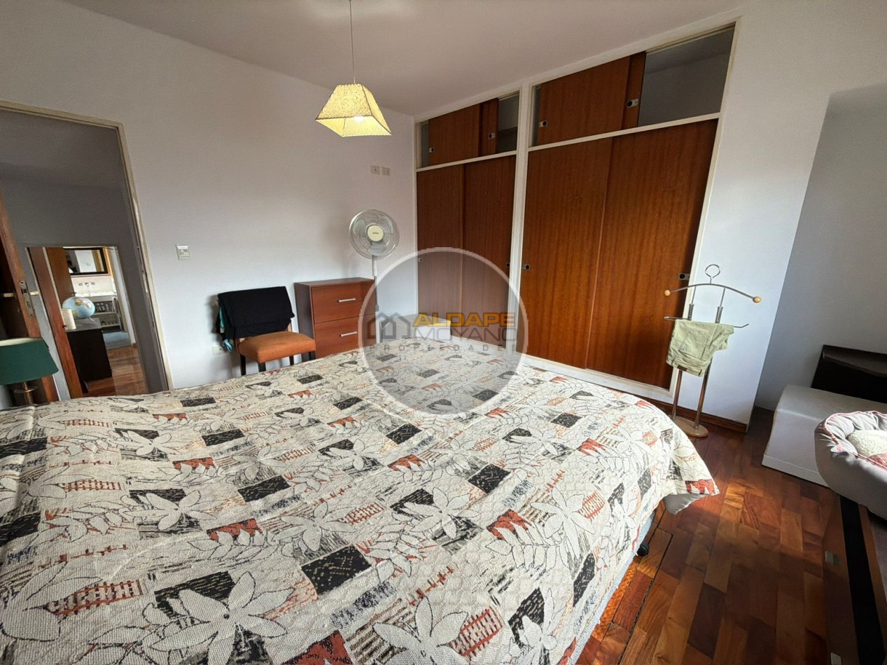 Se vende casa lote propio, cuatro ambientes, con cochera (Liniers)