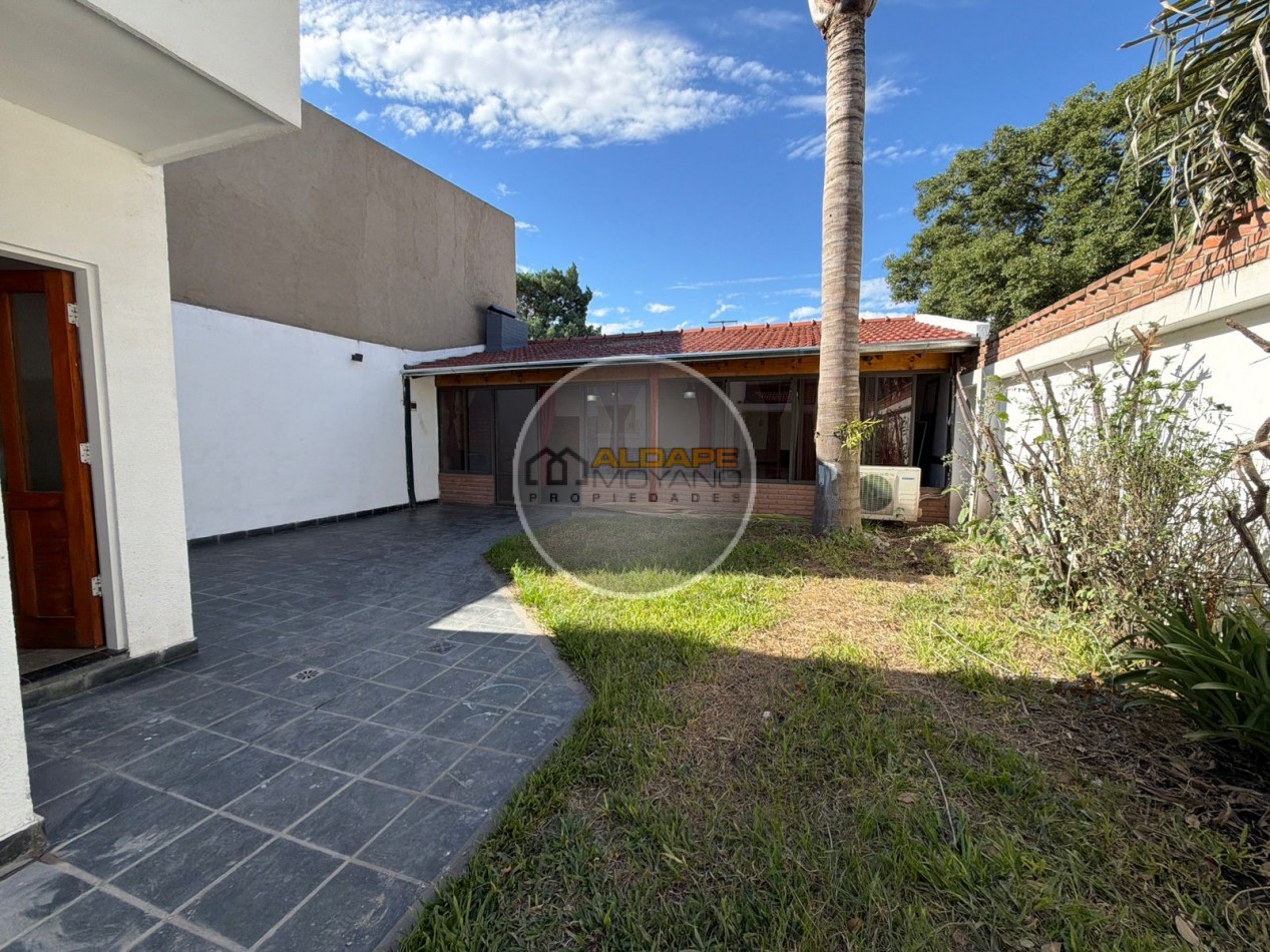Se Vende Casa Cuatro ambientes, cochera doble, quincho (Banfield)