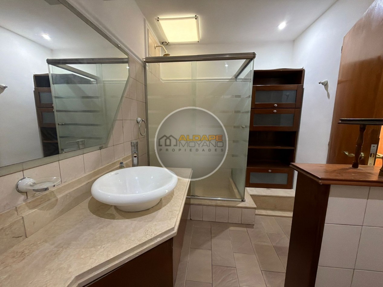 Se Vende Casa Cuatro ambientes, cochera doble, quincho (Banfield)