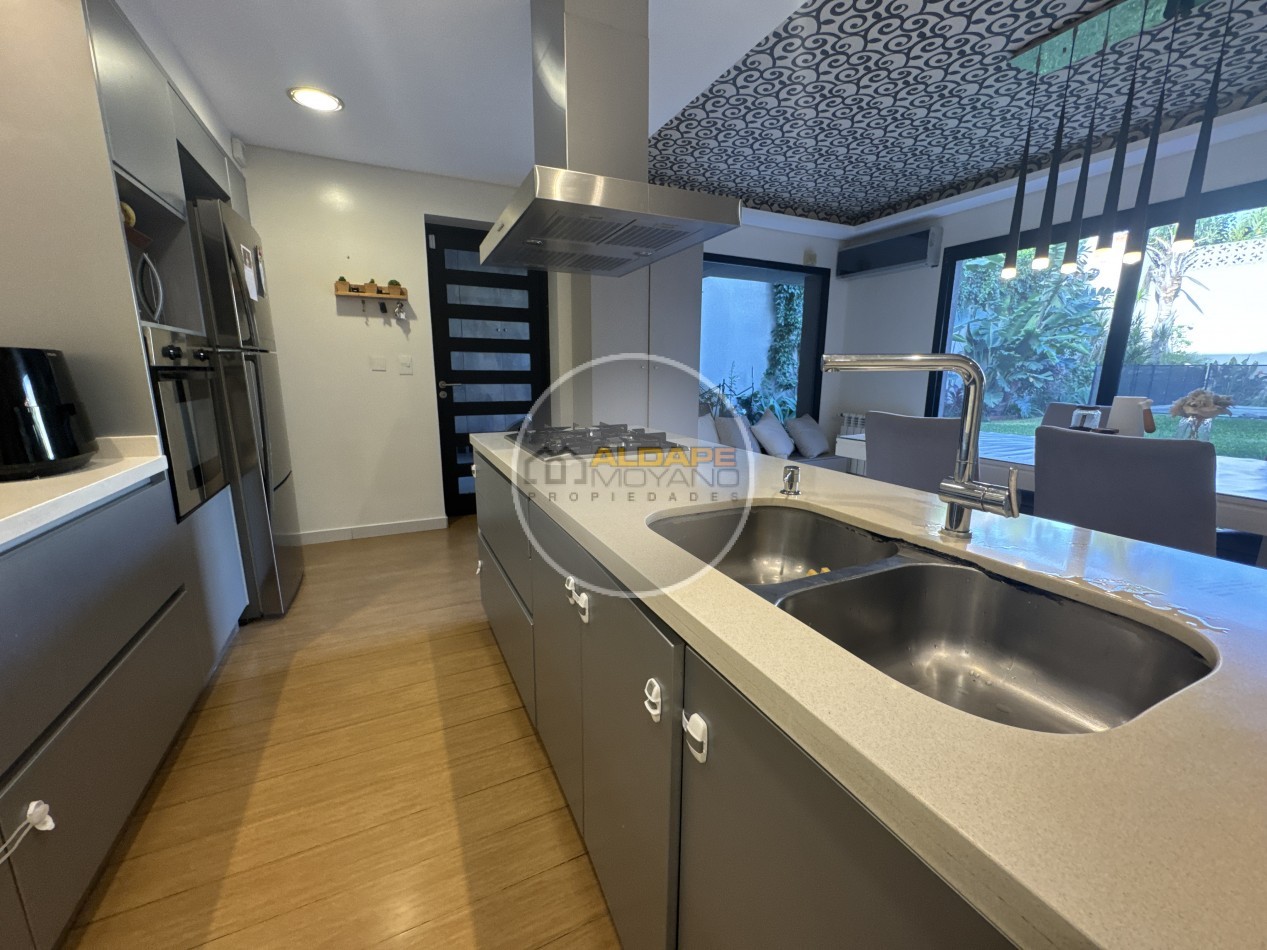 Se Vende Casa cuatro ambientes, con piscina (Para Exigentes) Villa Luzuriaga