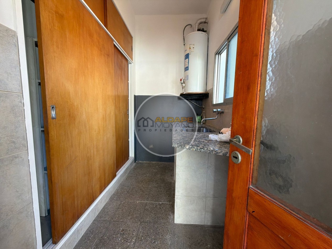 Se Vende Casa Cuatro ambientes, cochera doble, quincho (Banfield)