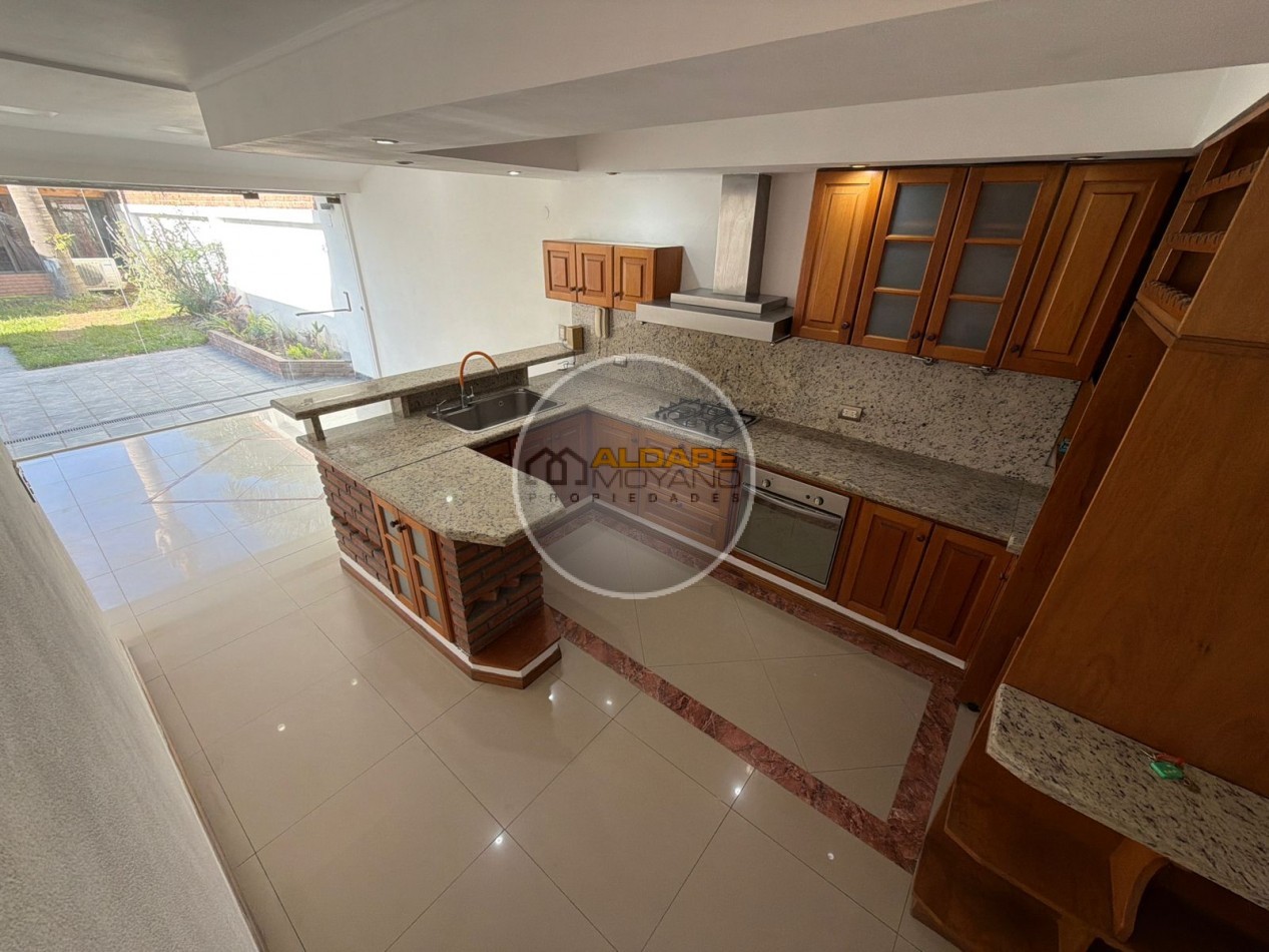 Se Vende Casa Cuatro ambientes, cochera doble, quincho (Banfield)