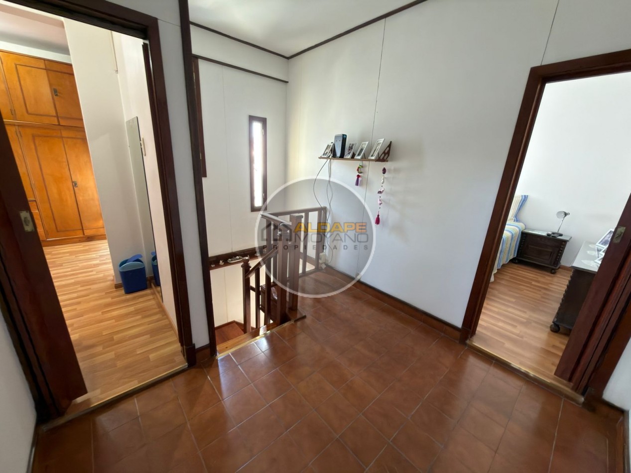 Se vende Casa, subdividada, ideal multifamilar, con cochera y quincho. (excelente estado)