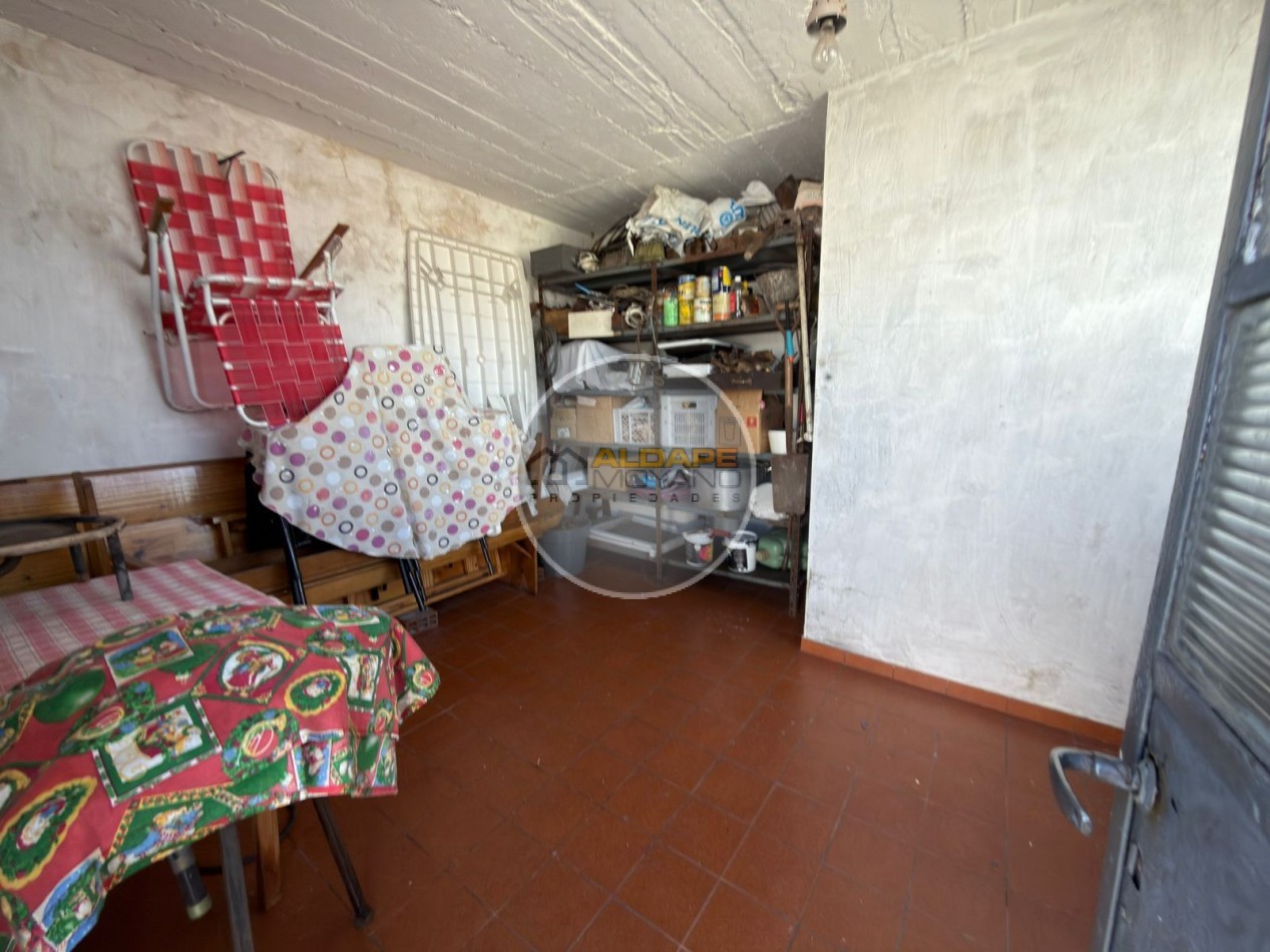 Se vende Casa, subdividada, ideal multifamilar, con cochera y quincho. (excelente estado)