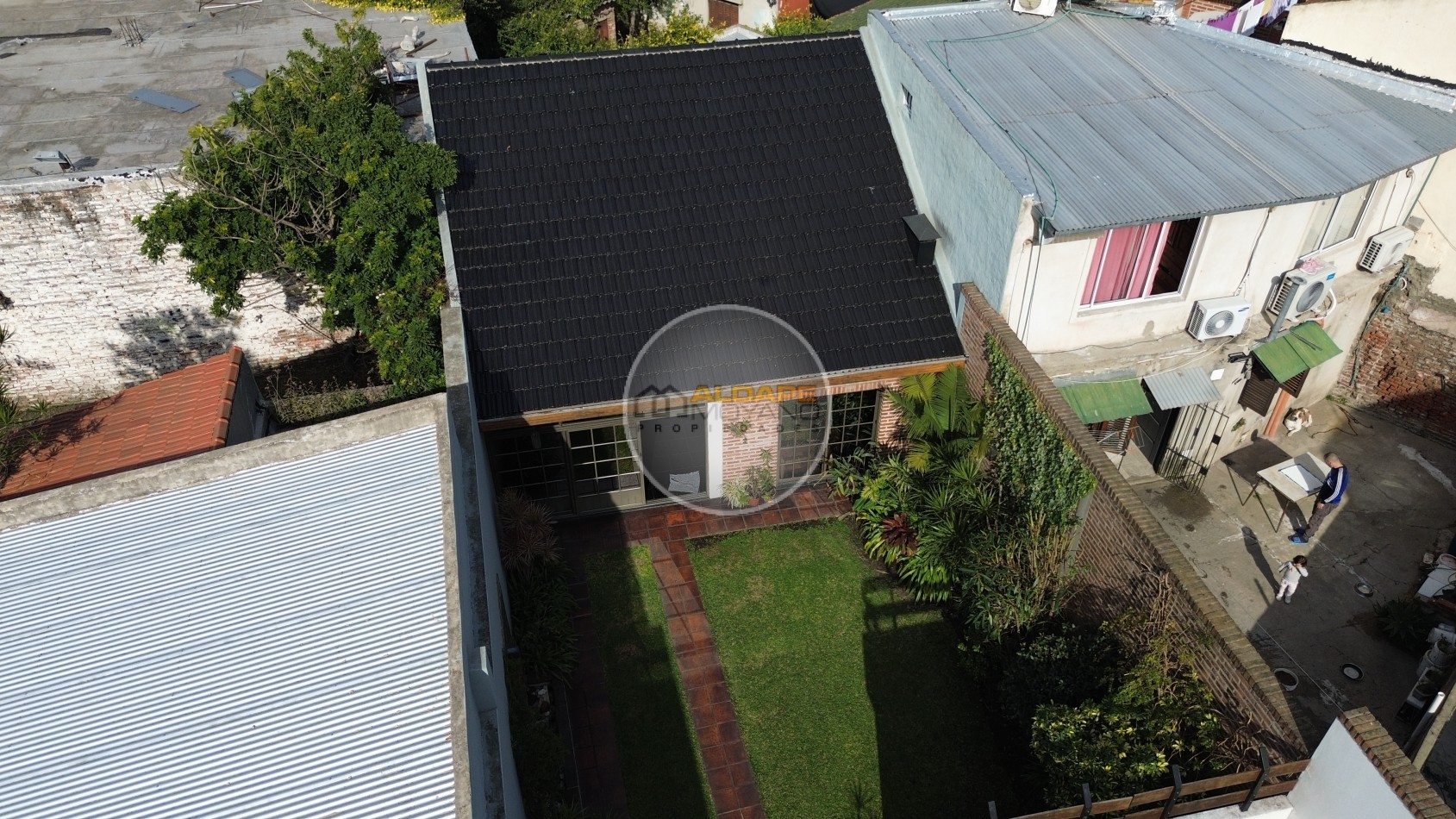 Se Vende Casa Cuatro ambientes, cochera pasante, Excelente (Lanus Oeste)