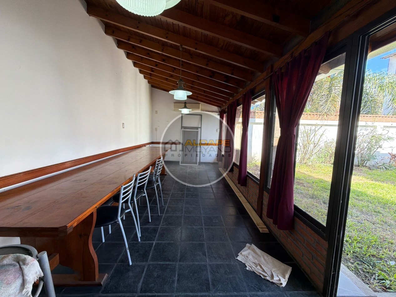 Se Vende Casa Cuatro ambientes, cochera doble, quincho (Banfield)