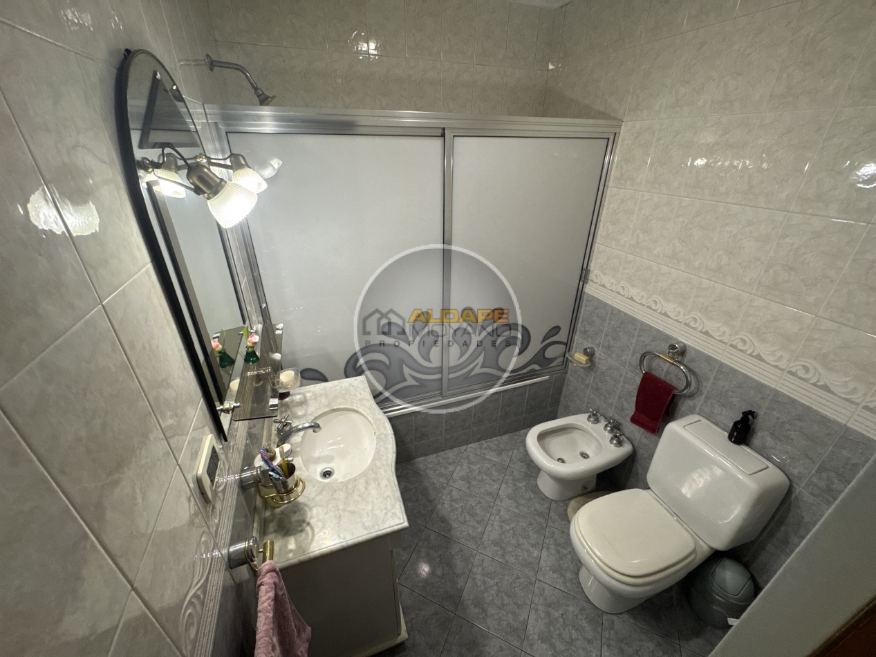 Se Vende Casa Cuatro ambientes, cochera pasante, Excelente (Lanus Oeste)