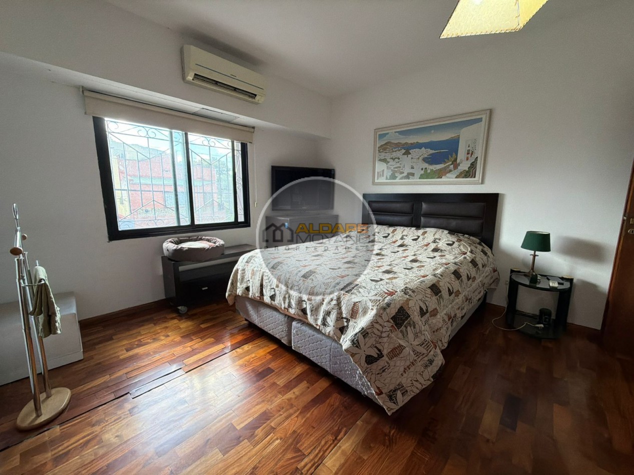 Se vende casa lote propio, cuatro ambientes, con cochera (Liniers)