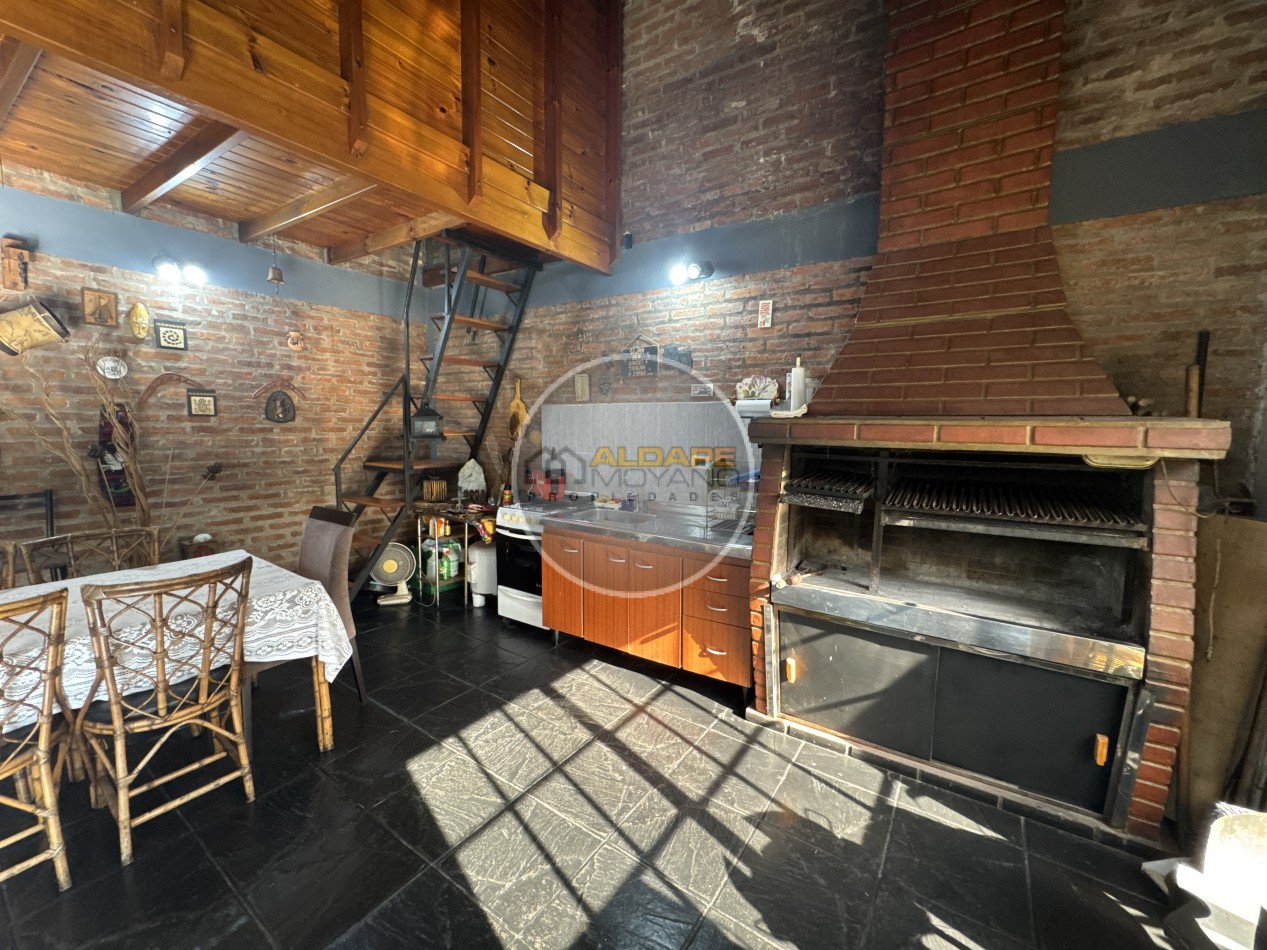 Se Vende Casa Cuatro ambientes, cochera pasante, Excelente (Lanus Oeste)