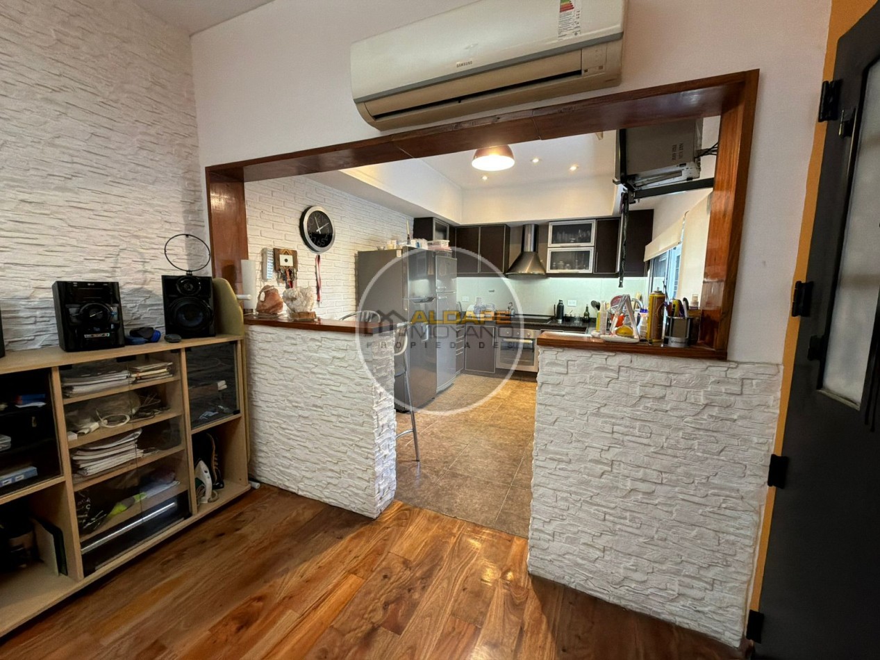 Se vende casa lote propio, cuatro ambientes, con cochera (Liniers)