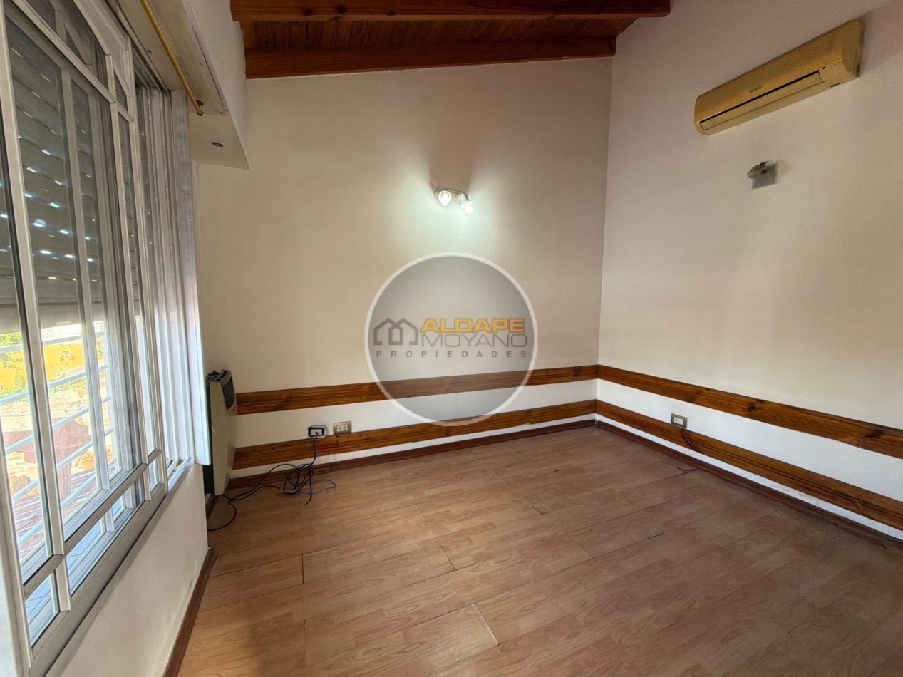 Se Vende Casa Cuatro ambientes, cochera doble, quincho (Banfield)