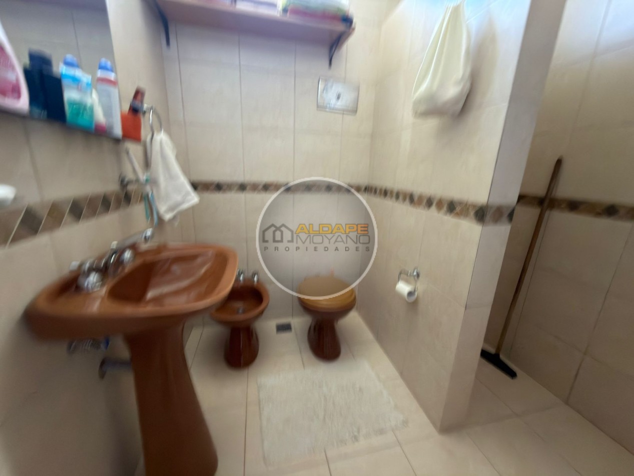 Se vende Casa, subdividada, ideal multifamilar, con cochera y quincho. (excelente estado)