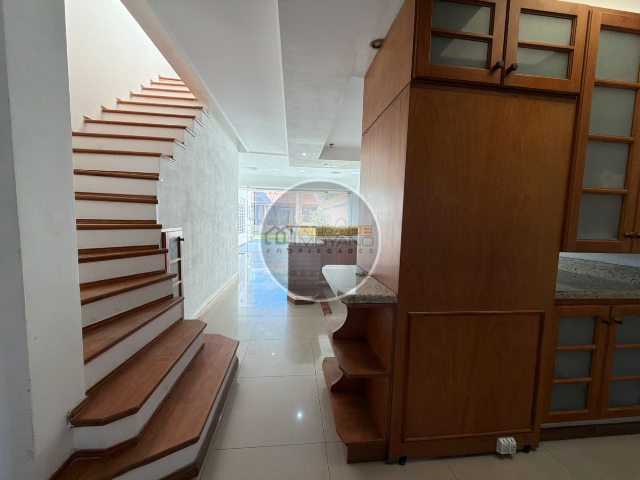 Se Vende Casa Cuatro ambientes, cochera doble, quincho (Banfield)