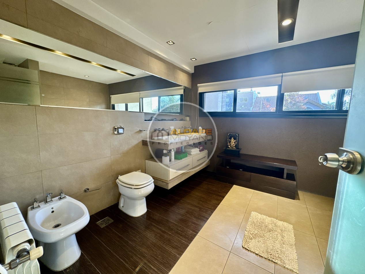 Se Vende Casa cuatro ambientes, con piscina (Para Exigentes) Villa Luzuriaga