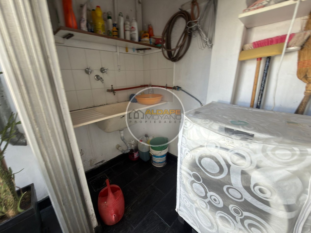 Se vende Casa, subdividada, ideal multifamilar, con cochera y quincho. (excelente estado)