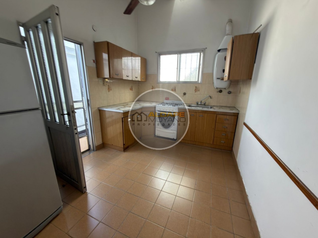 Se vende Casa, subdividada, ideal multifamilar, con cochera y quincho. (excelente estado)