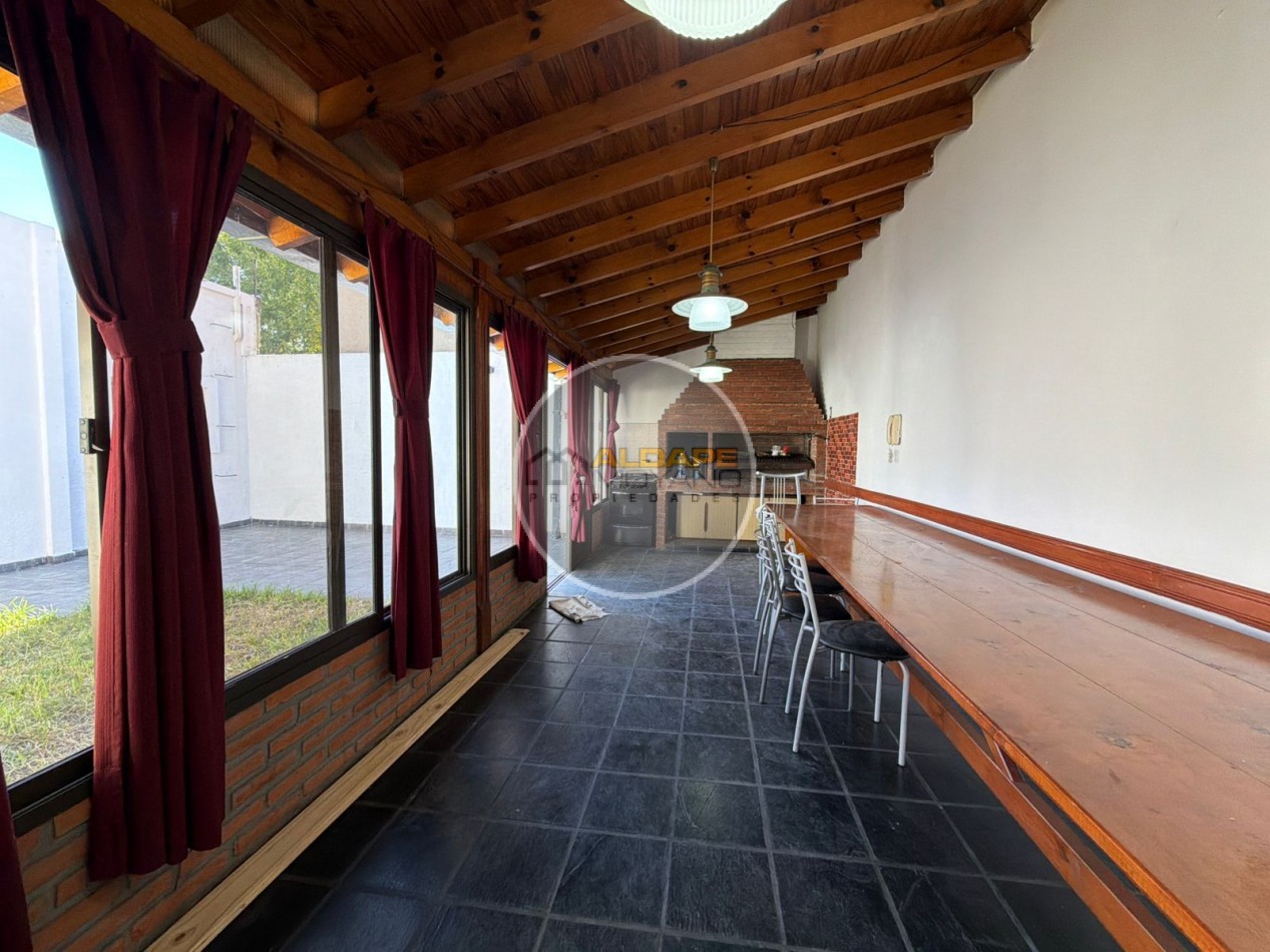 Se Vende Casa Cuatro ambientes, cochera doble, quincho (Banfield)