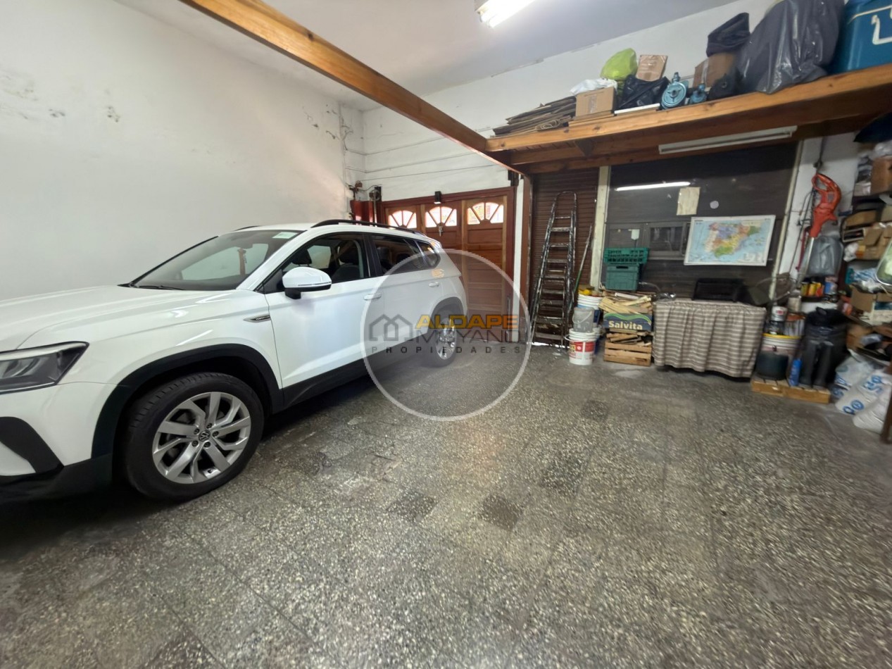 Se vende Casa, subdividada, ideal multifamilar, con cochera y quincho. (excelente estado)