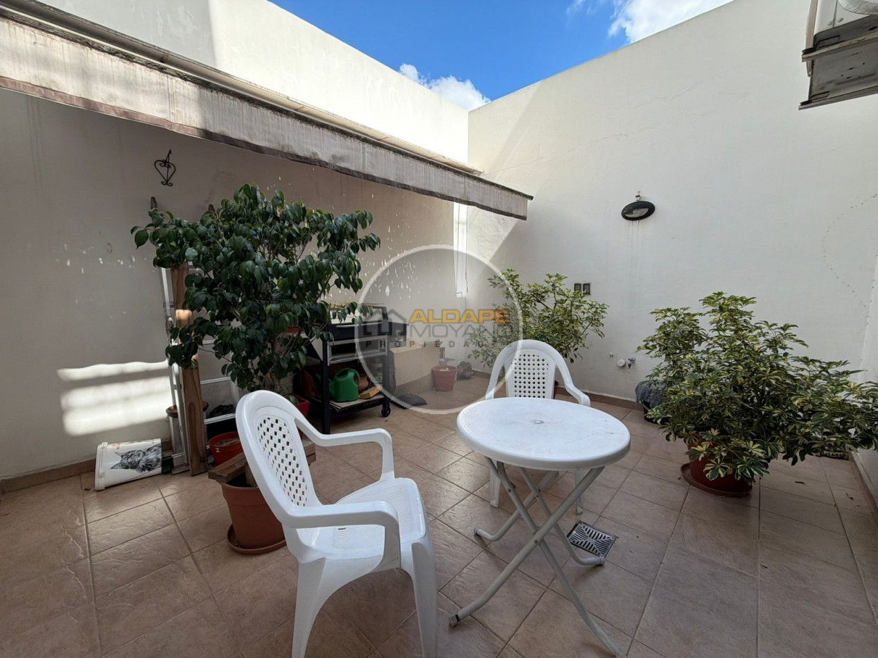 Se vende casa lote propio, cuatro ambientes, con cochera (Liniers)