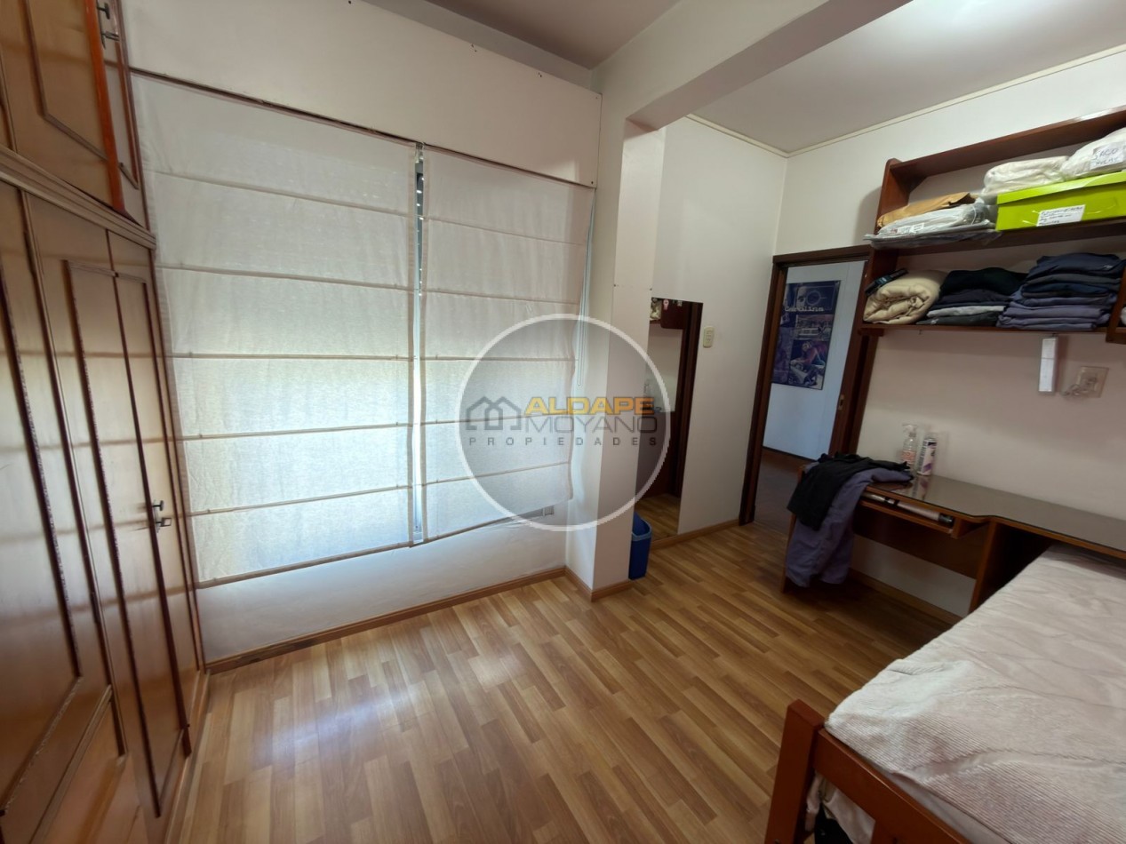 Se vende Casa, subdividada, ideal multifamilar, con cochera y quincho. (excelente estado)