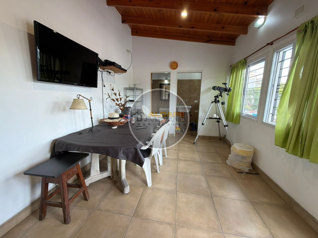 Se vende casa lote propio, cuatro ambientes, con cochera (Liniers)