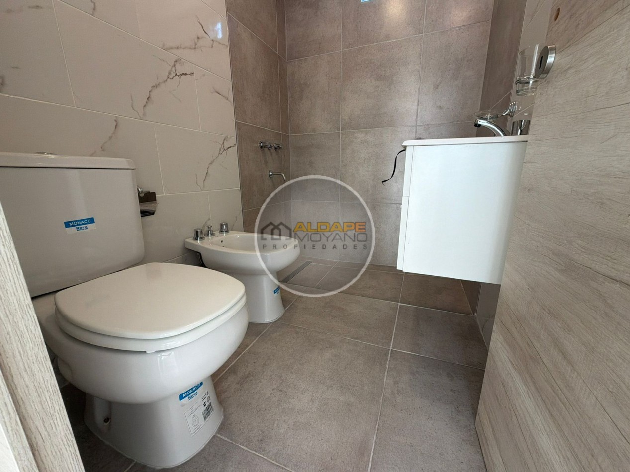 Se vende departamento dos ambientes con cochera, a estrenar (caseros Centro)