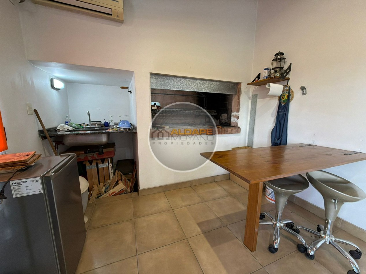 Se vende casa lote propio, cuatro ambientes, con cochera (Liniers)