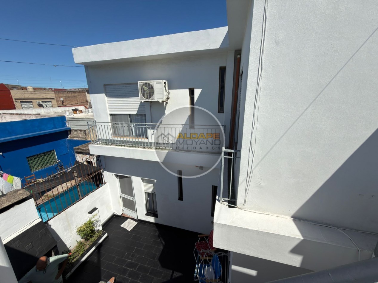 Se vende Casa, subdividada, ideal multifamilar, con cochera y quincho. (excelente estado)