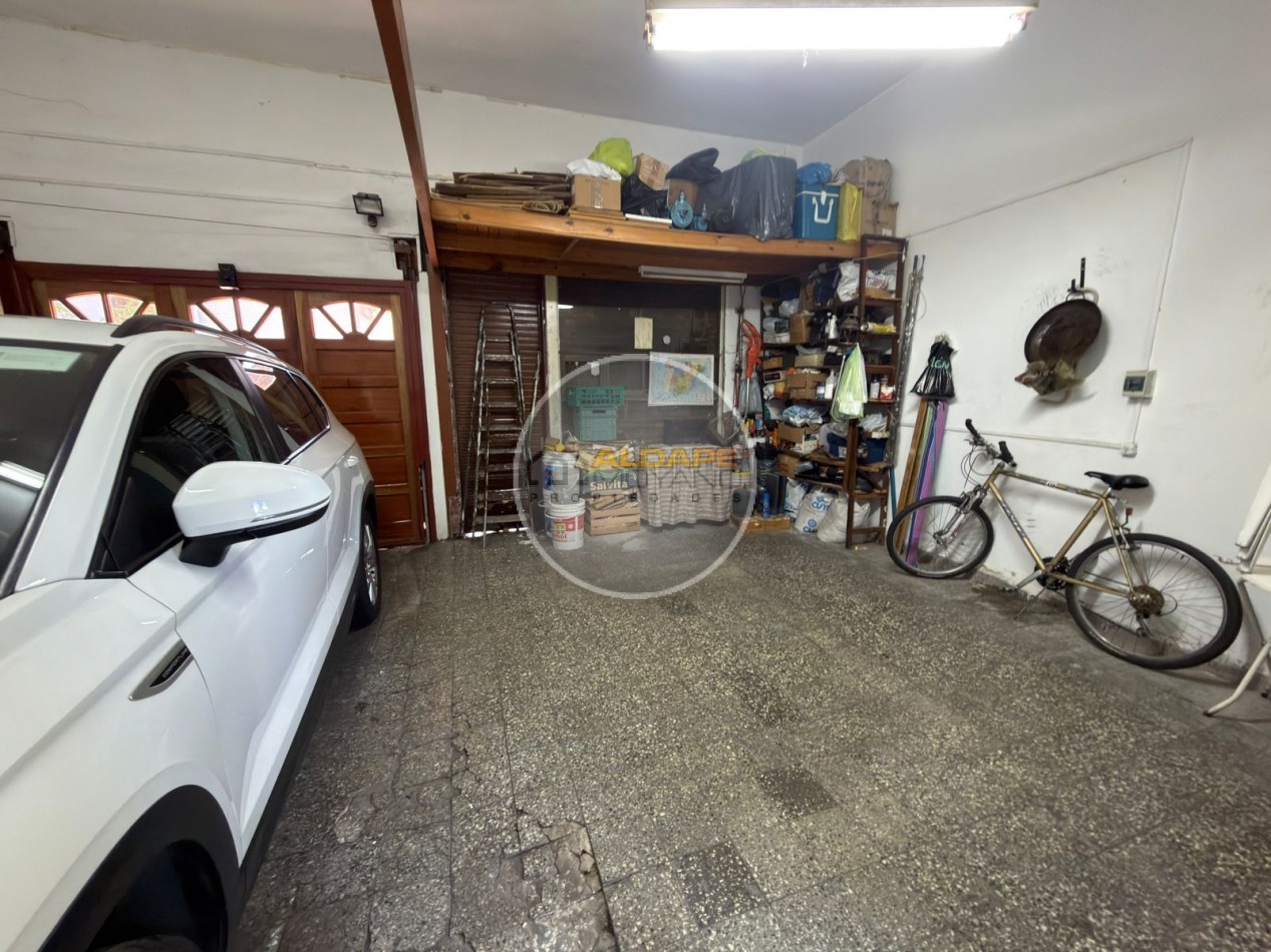 Se vende Casa, subdividada, ideal multifamilar, con cochera y quincho. (excelente estado)