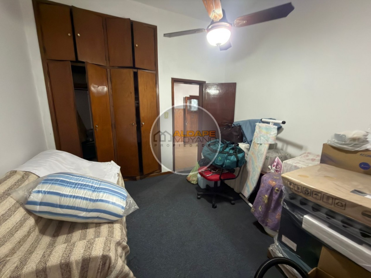 Se vende Casa, subdividada, ideal multifamilar, con cochera y quincho. (excelente estado)