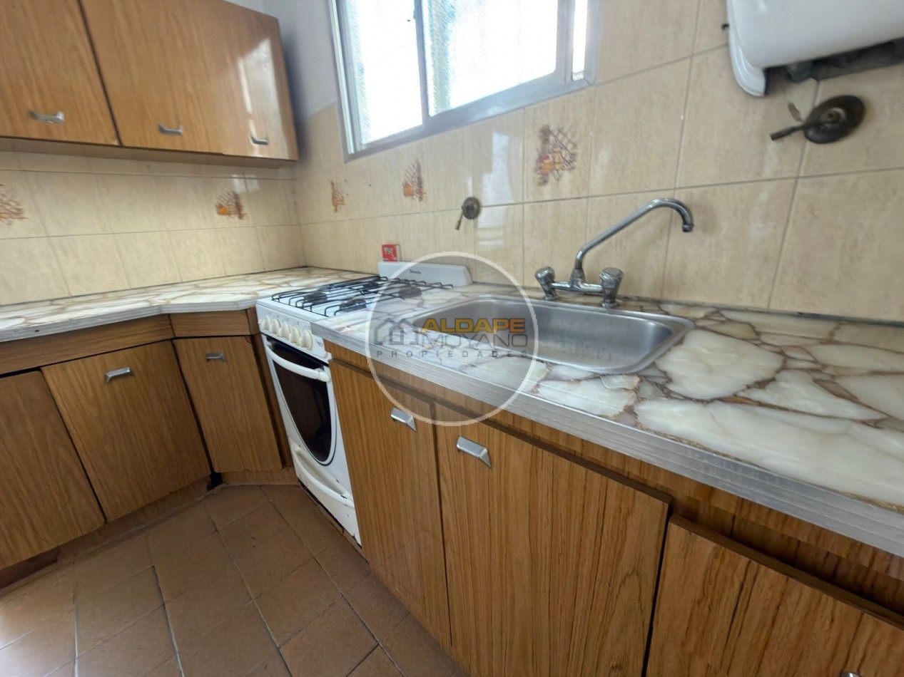 Se vende Casa, subdividada, ideal multifamilar, con cochera y quincho. (excelente estado)