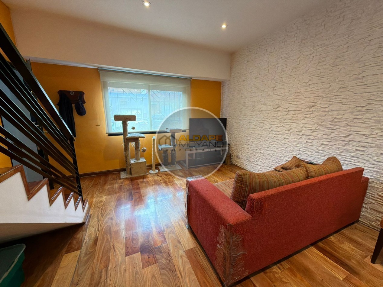 Se vende casa lote propio, cuatro ambientes, con cochera (Liniers)