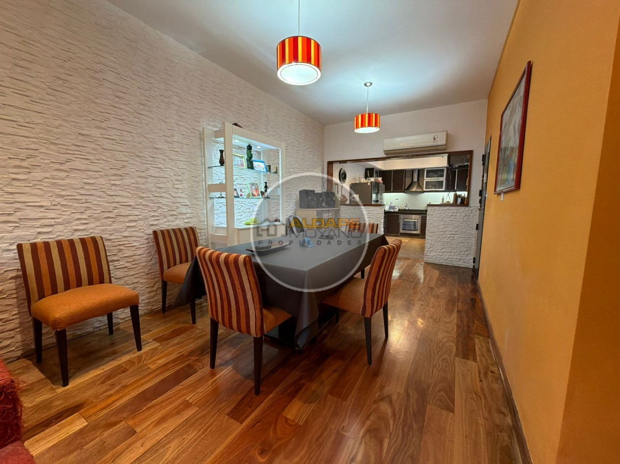 Se vende casa lote propio, cuatro ambientes, con cochera (Liniers)