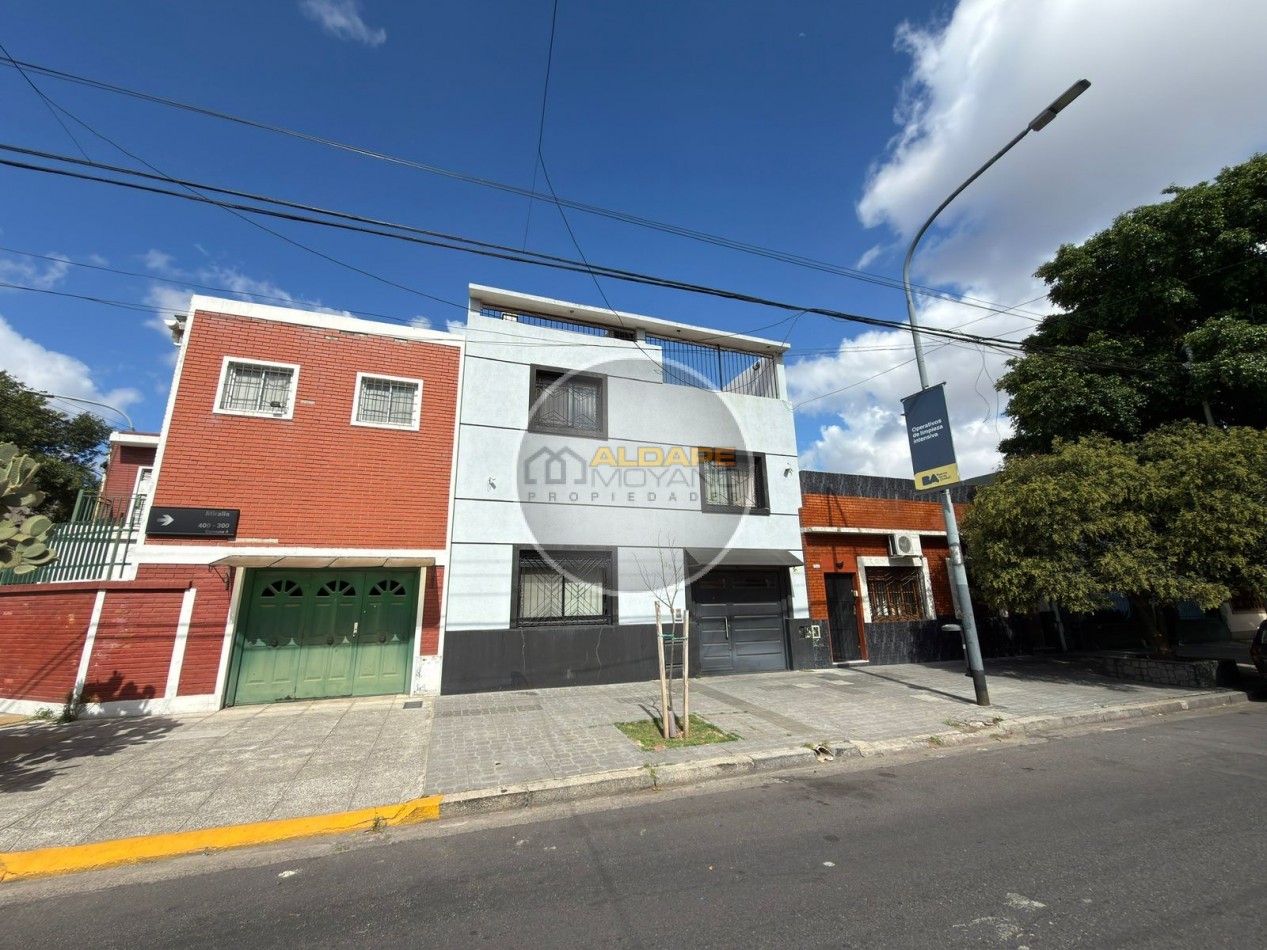 Se vende casa lote propio, cuatro ambientes, con cochera (Liniers)