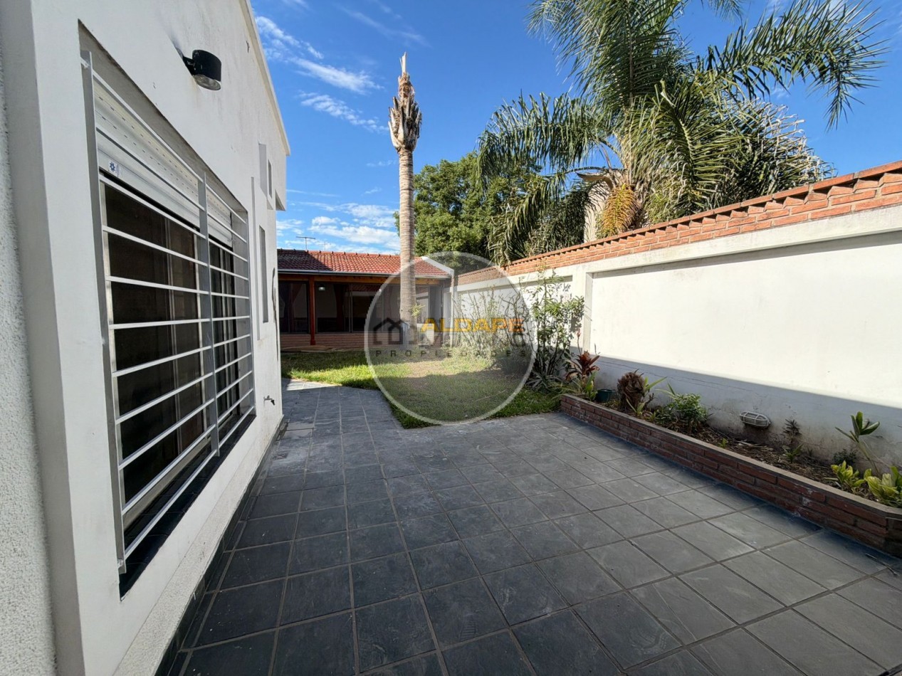 Se Vende Casa Cuatro ambientes, cochera doble, quincho (Banfield)