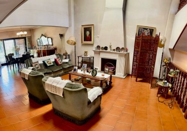 Se Vende Excelente Casa Cinco ambientes, con 4 Cocheras, posible permuta por menor valor!!