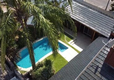 En Venta Casa cuatro ambientes, cochera doble, piscina, Excelente!! (Villa Lugano)