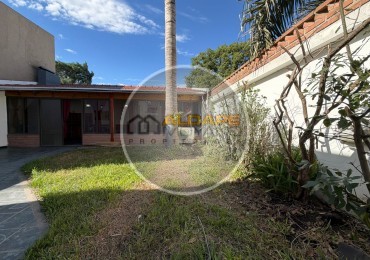 Se Vende Casa Cuatro ambientes, cochera doble, quincho (Banfield)