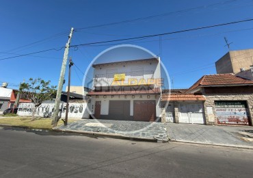 Se vende Casa, subdividada, ideal multifamilar, con cochera y quincho. (excelente estado)